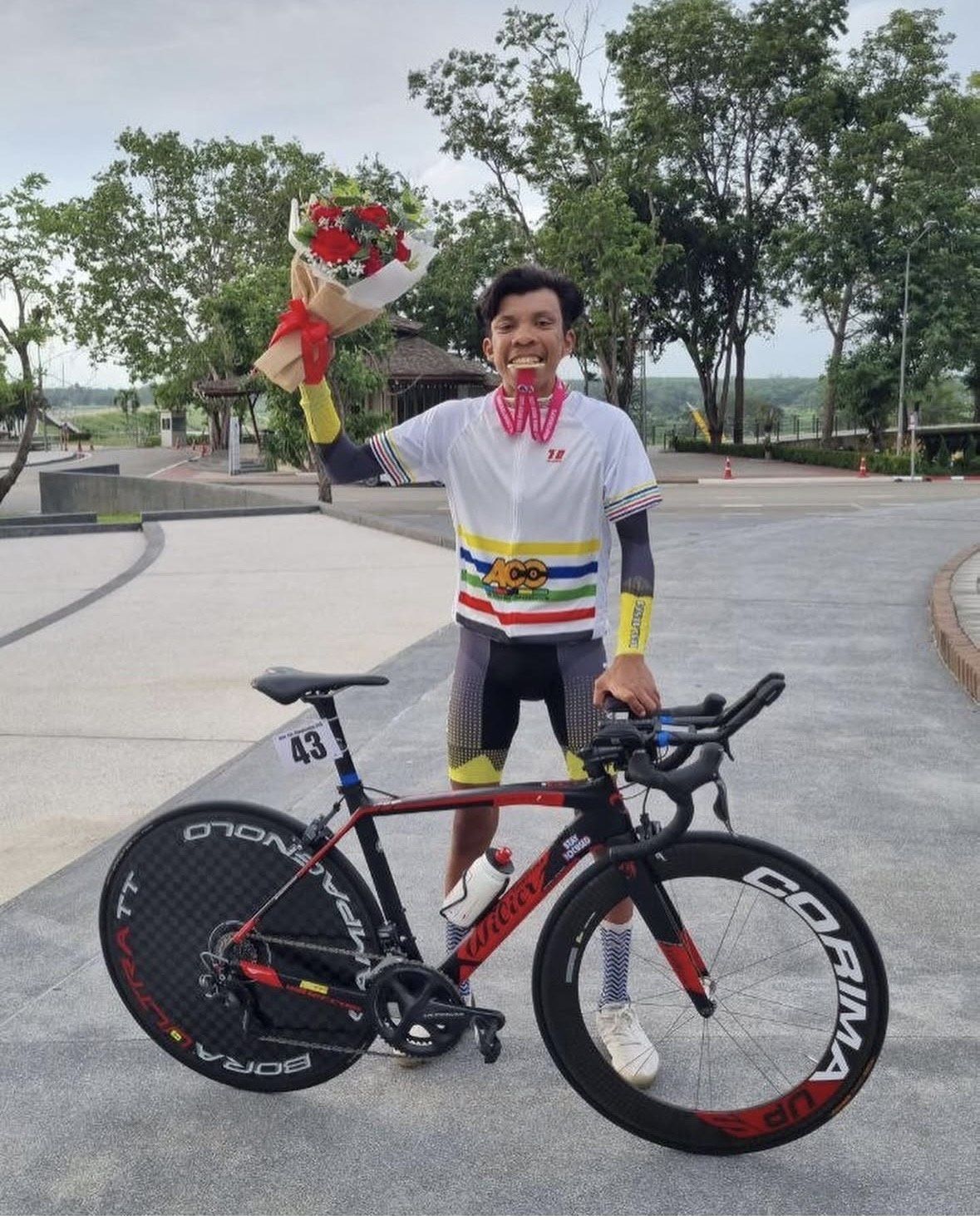 Well deserved: Mohd Yusof Hafizi Shaharuddin posing with his prizes at the Para Cycling Track World Championships in Rio de Janeiro on Thursday.