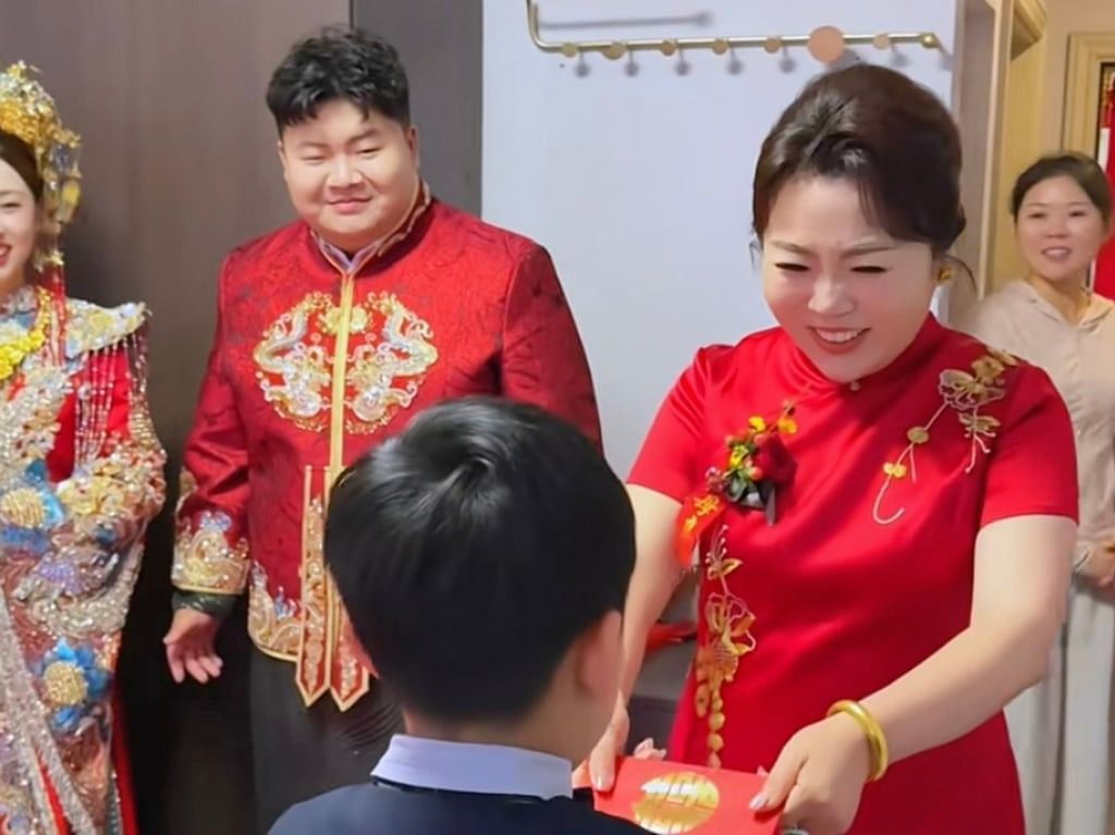 In the final act of the ancient tradition, the little boy is presented with a cash-filled red envelope. - Photo: Douyin/RedNote
