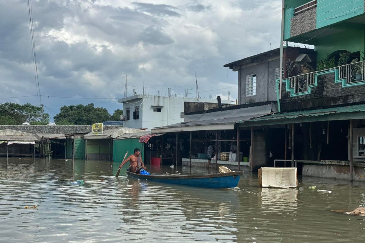 Thousands flee Philippine coast as storm makes landfall