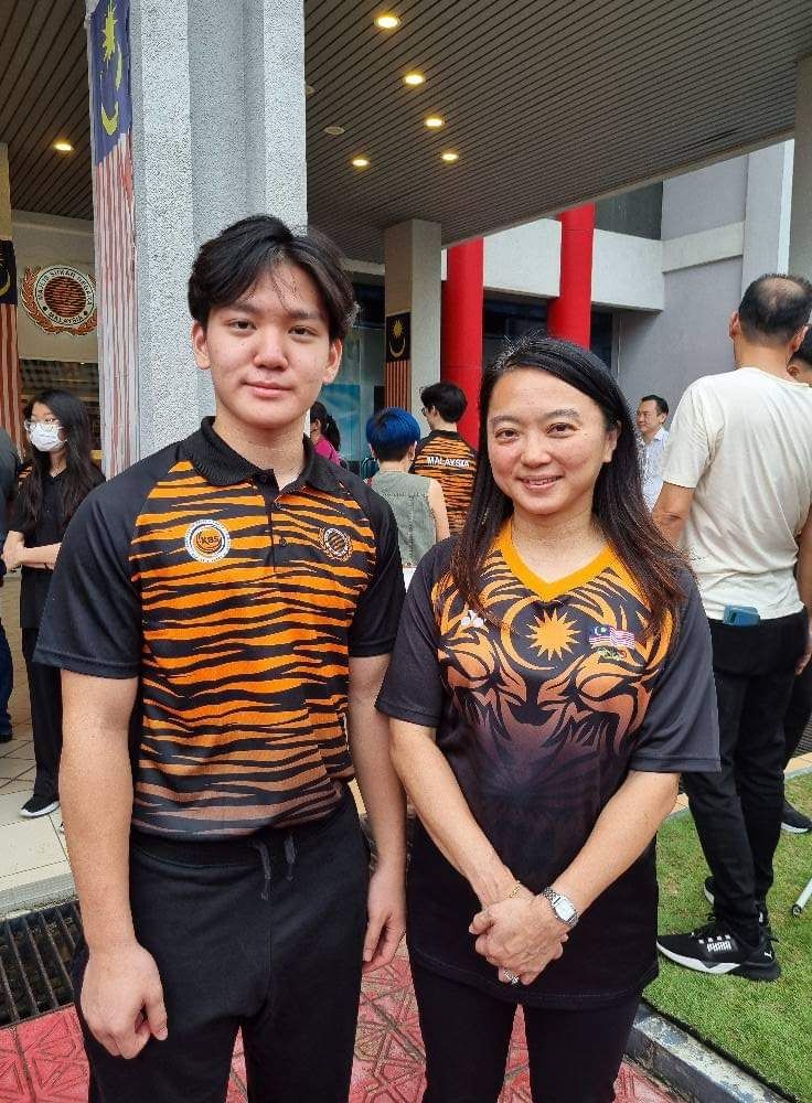 Yu posing for a photo with Youth and Sports Minister Hannah Yeoh during a meet-and-greet session with the team in Bukit Jalil.