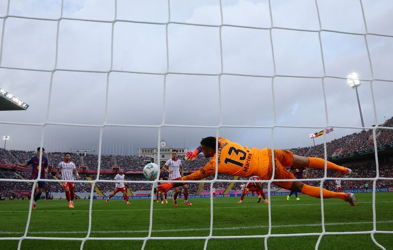 Soccer-Substitute Araujo nets late winner as Barcelona edge Girona 2-1
