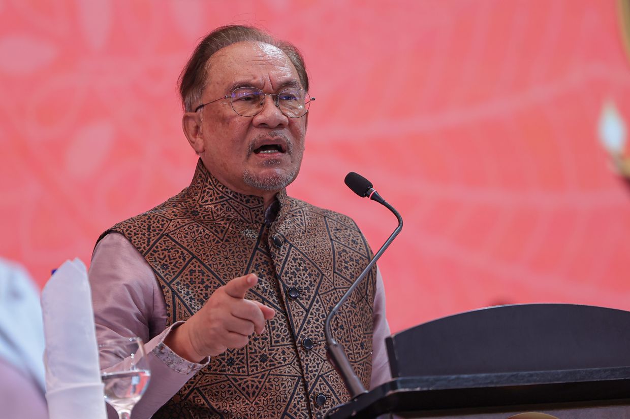 Anwar calls Pakistan, Afghan leaders to urge calm over border tensions 1 3578016