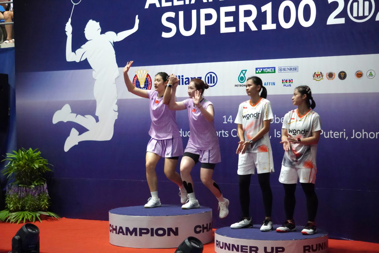 Luo Yi-Wang Tingge of China beat Indonesia’s Siti Sarah Azzahra-Ditya Ramadhani in women's doubles final. - Pix by CHOW HOW BAN.