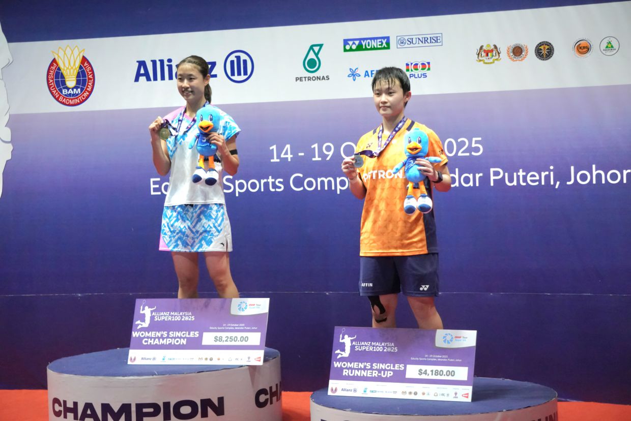 Singles shuttler Wong Ling Ching fall short against former world No. 1 Nozomi Okuhara of Japan - Pix by CHOW HOW BAN
