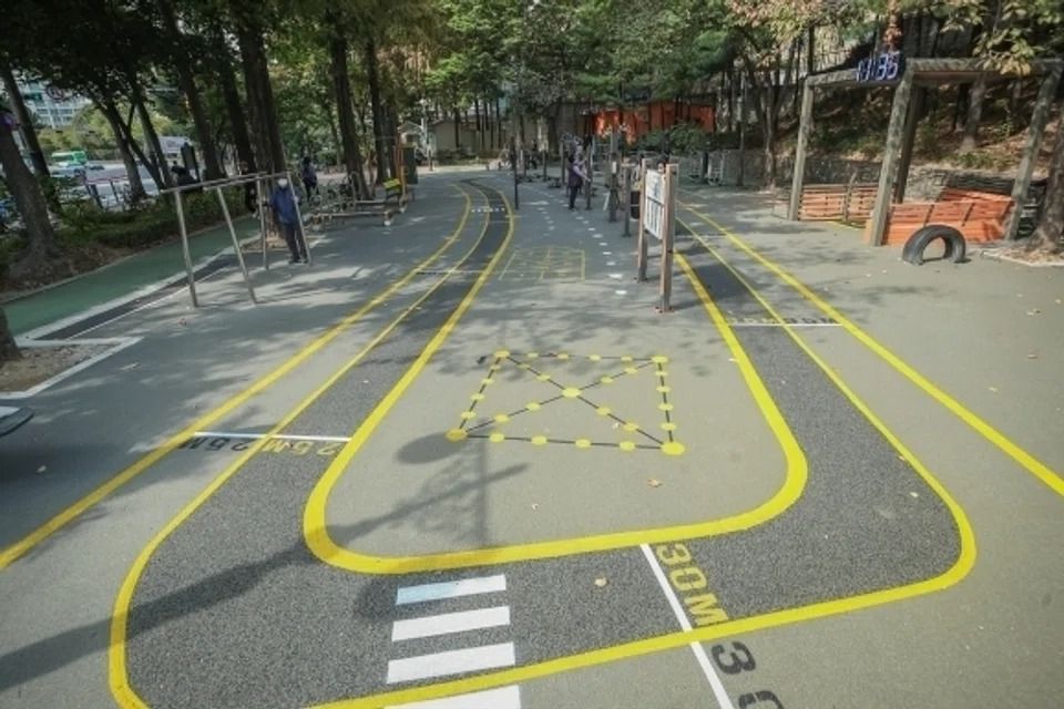 A senior playground within Jangsu Park in Yangcheon-gu features ground paintings for traditional Korean games like yutnori. - Photo: Seoul City