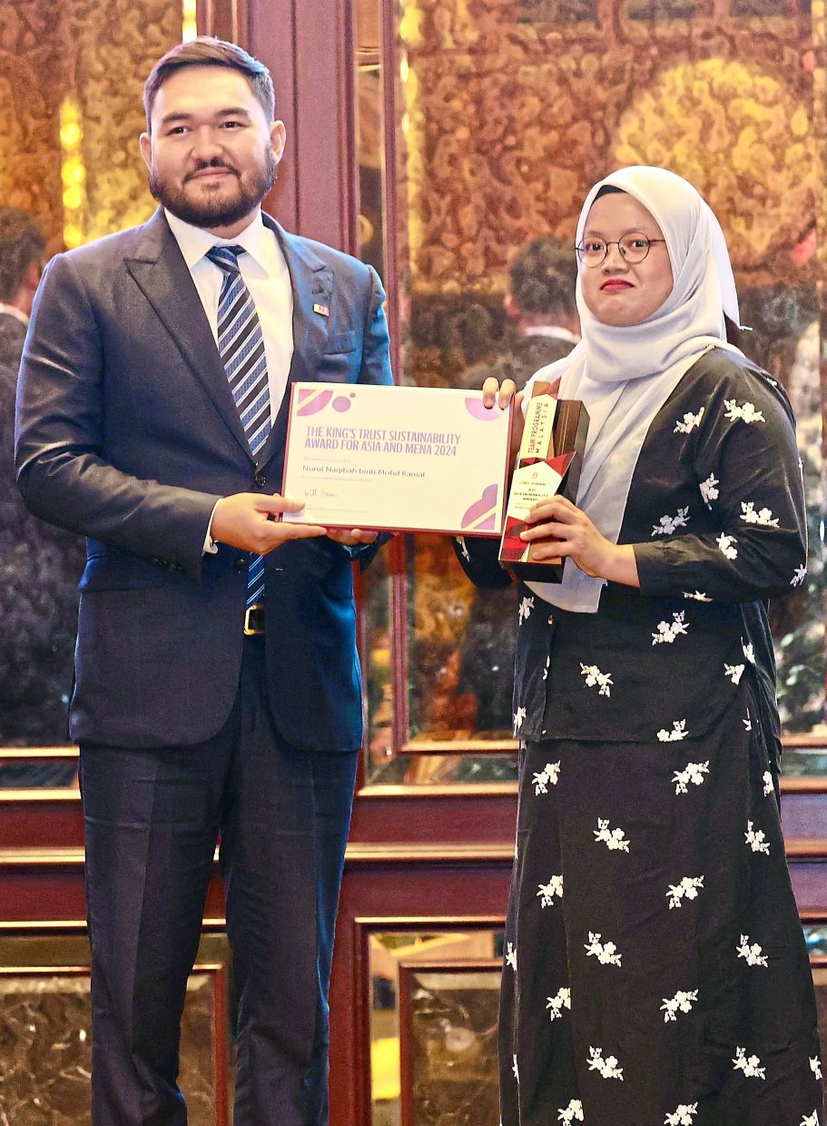 Raja Muda of Selangor Tengku Amir Shah presenting Nurul Naqibah with the KTI Regional Sustainability Award for Asia at Sunway Resort Hotel in Subang Jaya.