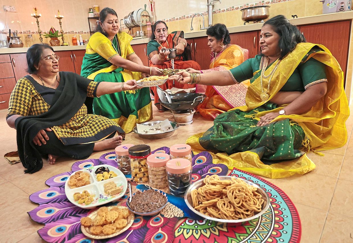 (From left) Malligah, Kaliyama, Saraspathi, Angelai and Manjula making traditional Deepavali snacks at home in Sungai Ara, Penang. — Photos: ZHAFARAN NASIB/The Star