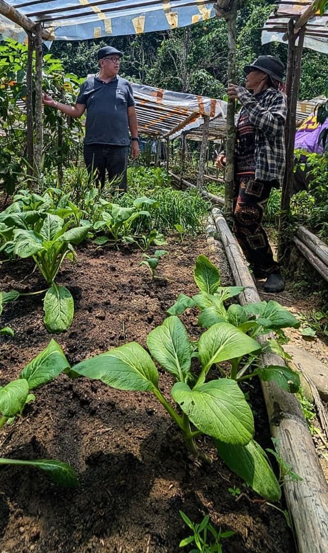 Joniston (left) learning about the vegetables from Catherine.