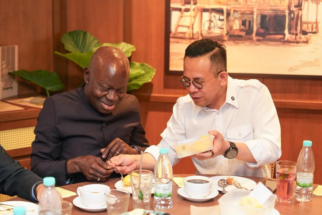 Sim (right) presenting Huongbo with durian at the luncheon.