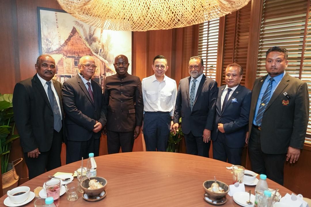 Sim (middle in white) and Houngbo (third from left) with (from far left to far right) MTUC vice president Rajamorganana Narunan, Datuk Abdul Halim Mansor, Datuk Dr Syed Hussain, MEF vice president Dr Mohd Syukri Ahmad Sudari and Mohd Zool Asmani.