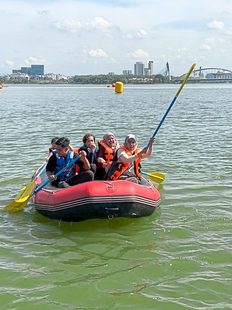 Visitors enjoying complimentary use of a paddle boat during the 2025 Putrajaya Recreation Day.