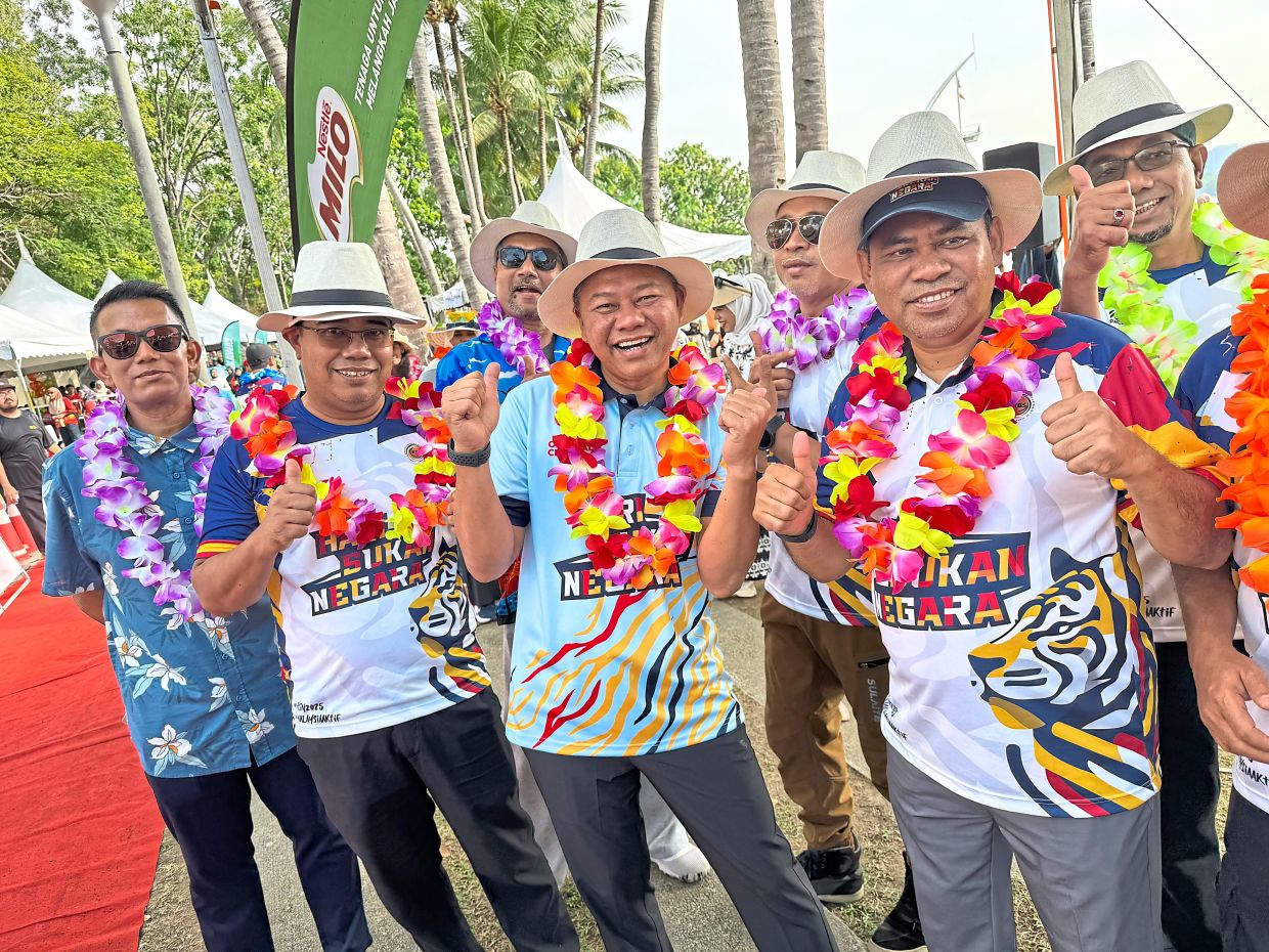 Fadlun (front third left) says the yearly event aims to foster a healthy lifestyle and highlight Putrajaya’s identity as a premier recreational city.
