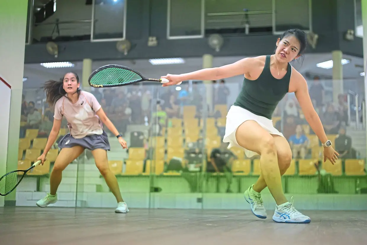 Katta sikli transseksuallar erkaklarni va ogziga spermani sikadilar