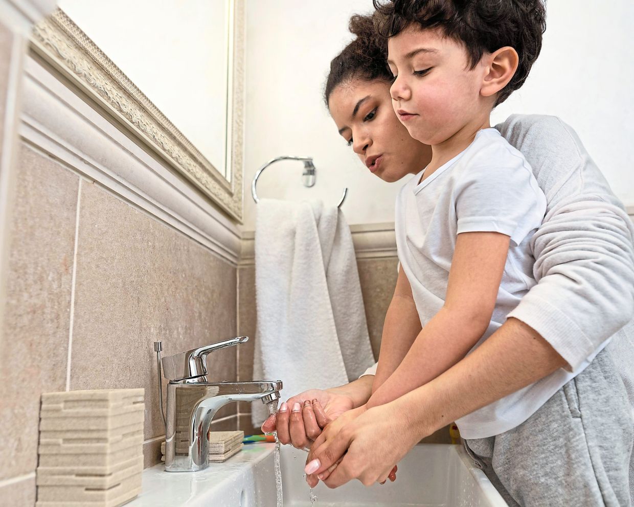 Frequent handwashing, learning to cover coughs and keeping hands away from the eyes, nose and mouth are important to prevent respiratory infections. Photo: Freepik