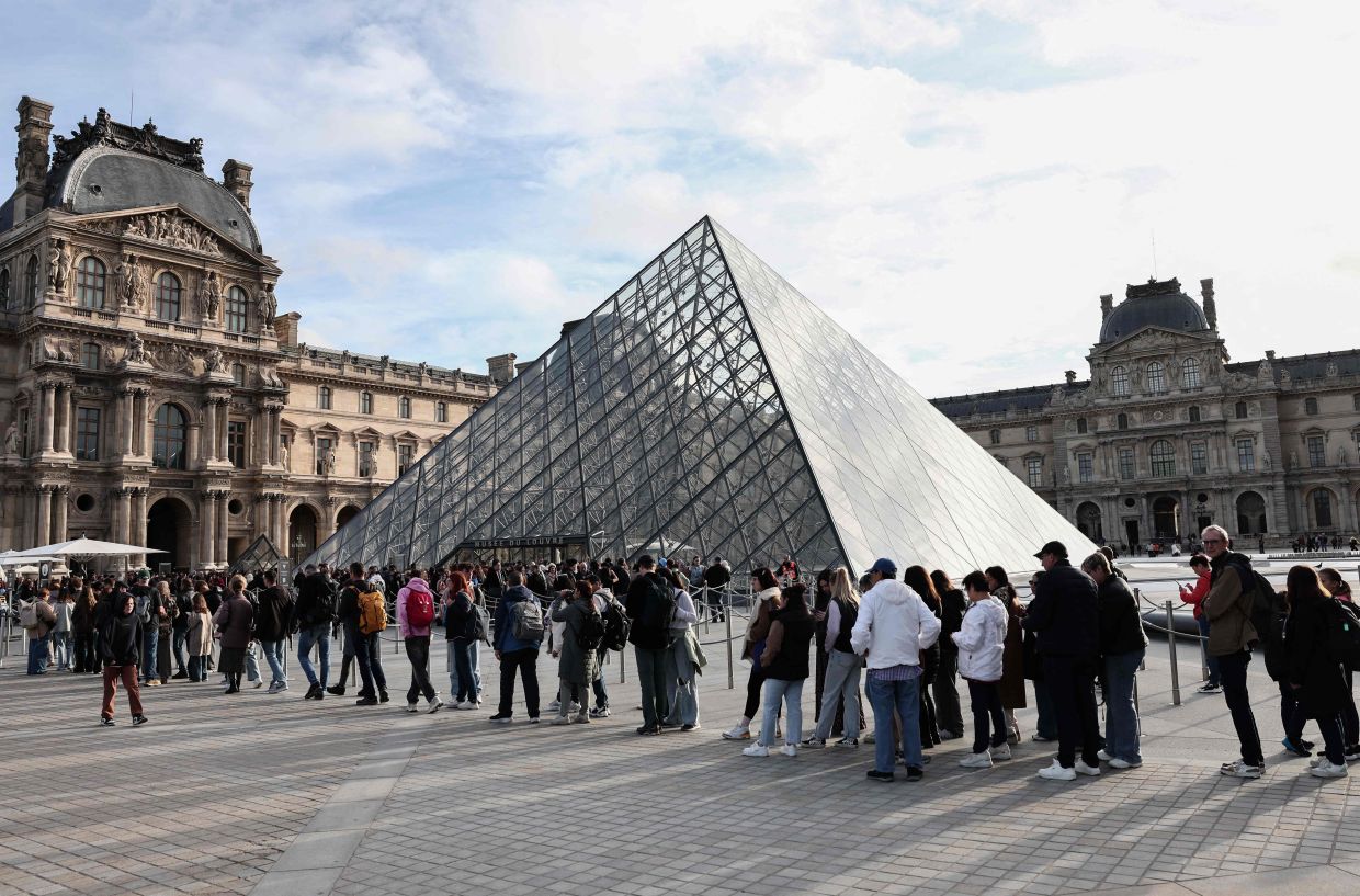 The Louvre museum reopened its doors to visitors on Oct 22 for the first time since Oct 19's spectacular robbery by four criminals, who made off with eight jewels worth more than U$100mil. Photo: AFP
