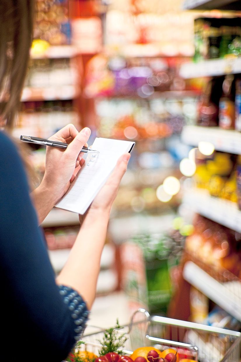 Before you head out, make a list, write down the plan for the week and check the fridge and the pantry to see what's already there. — Photos: Freepik