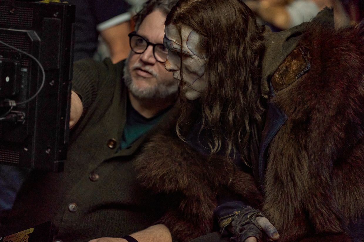 Writer/Director Guillermo del Toro and Jacob Elordi as The Creature on the set of Frankenstein. – Photo: Ken Woroner/Netflix