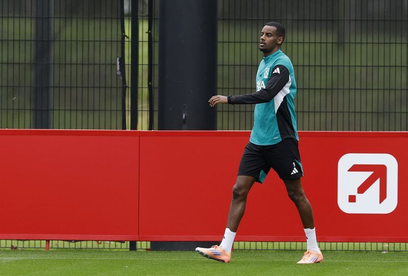 Soccer-Isak likely to miss Liverpool's Premier League match at Brentford