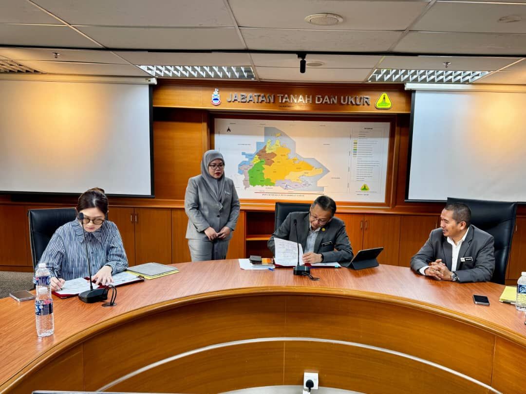 SMM chief executive officer Natasha Sim Nuo (left) and JTU director Datuk Sr Bernard Liew Chiu Min (second right) signing the Governance Improvement Report, witnessed by BPT MACC deputy director Ahmad Shukri Mohamad Taib (right) at Wisma Tanah dan Ukur, Kota Kinabalu.