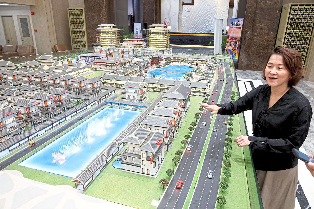 Ng says they envisioned a cemetery-and-resort with facilities like a gymnasium, netball courts, a water park as well as a musical fountain, as seen in the model.