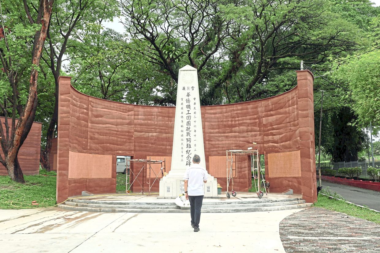 The Kwong Tong cemetery memorial commemorates the bravery of truck drivers and mechanics who had volunteered their services during the Japanese Occupation.