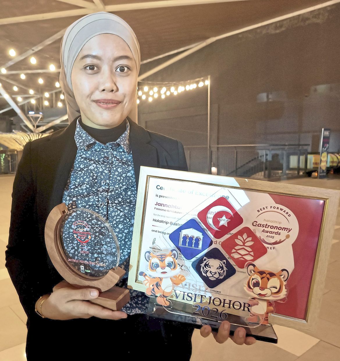 Proud moment: Jannahtul Akhma showing the award she received during the Johor HalalTrip Gastronomy Awards.
