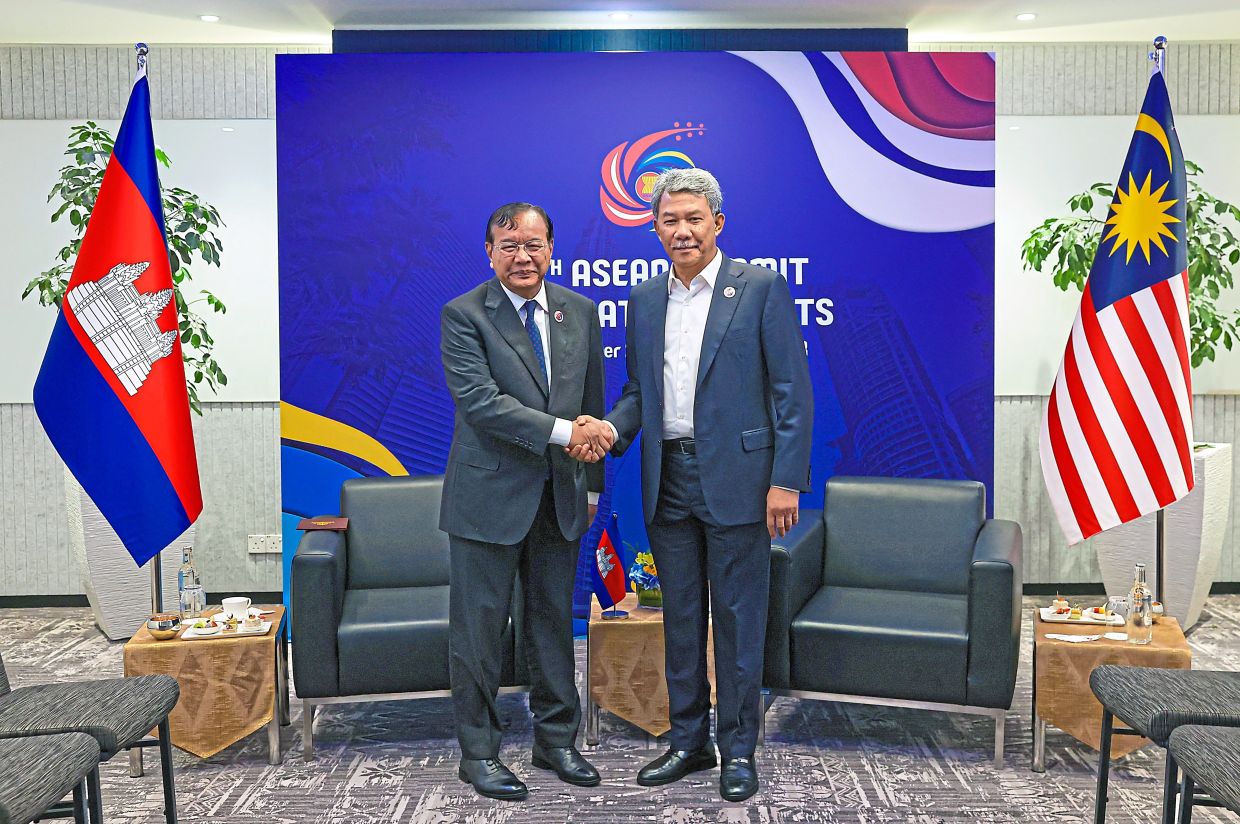 Productive meet: Mohamad (right) shaking hands with Cambodia’s Deputy Prime Minister and Foreign Minister Prak Sokhonn following a bilateral meeting on the sidelines of the summit. — Bernama