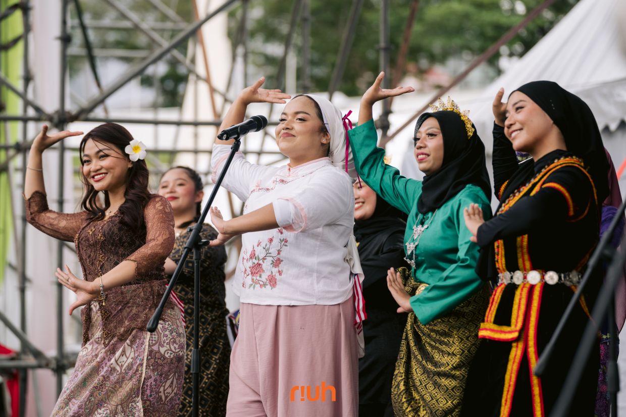 RIUH x ASEAN Marketplace with QSR Brands has drawn thousands to Stadium Merdeka, uniting communities through cultural performances, local entrepreneurship, and immersive experiences.