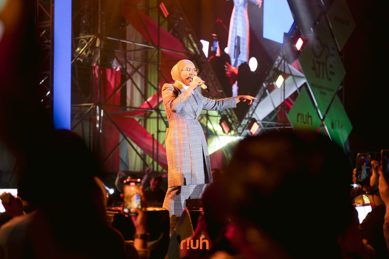 Malaysian singstress Aina Abdul was one of many performers who thrilled crowds onDay 1 of RIUH x ASEAN Marketplace with QSR Brands.