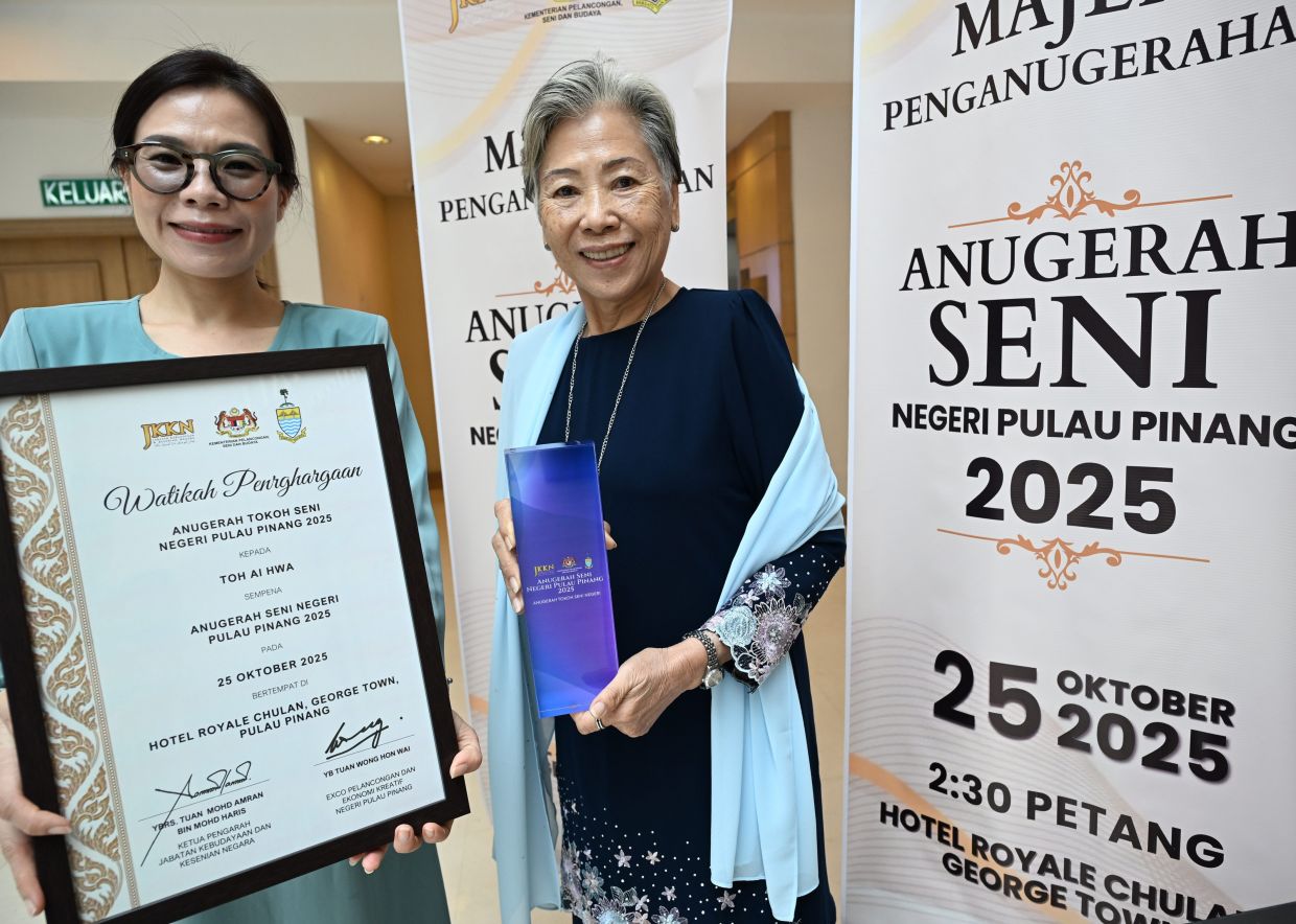Toh (right) and her daughter Goh pose for a photo after she received her award in George Town, Penang on Oct 25. Photo: The Star/K.T. Goh