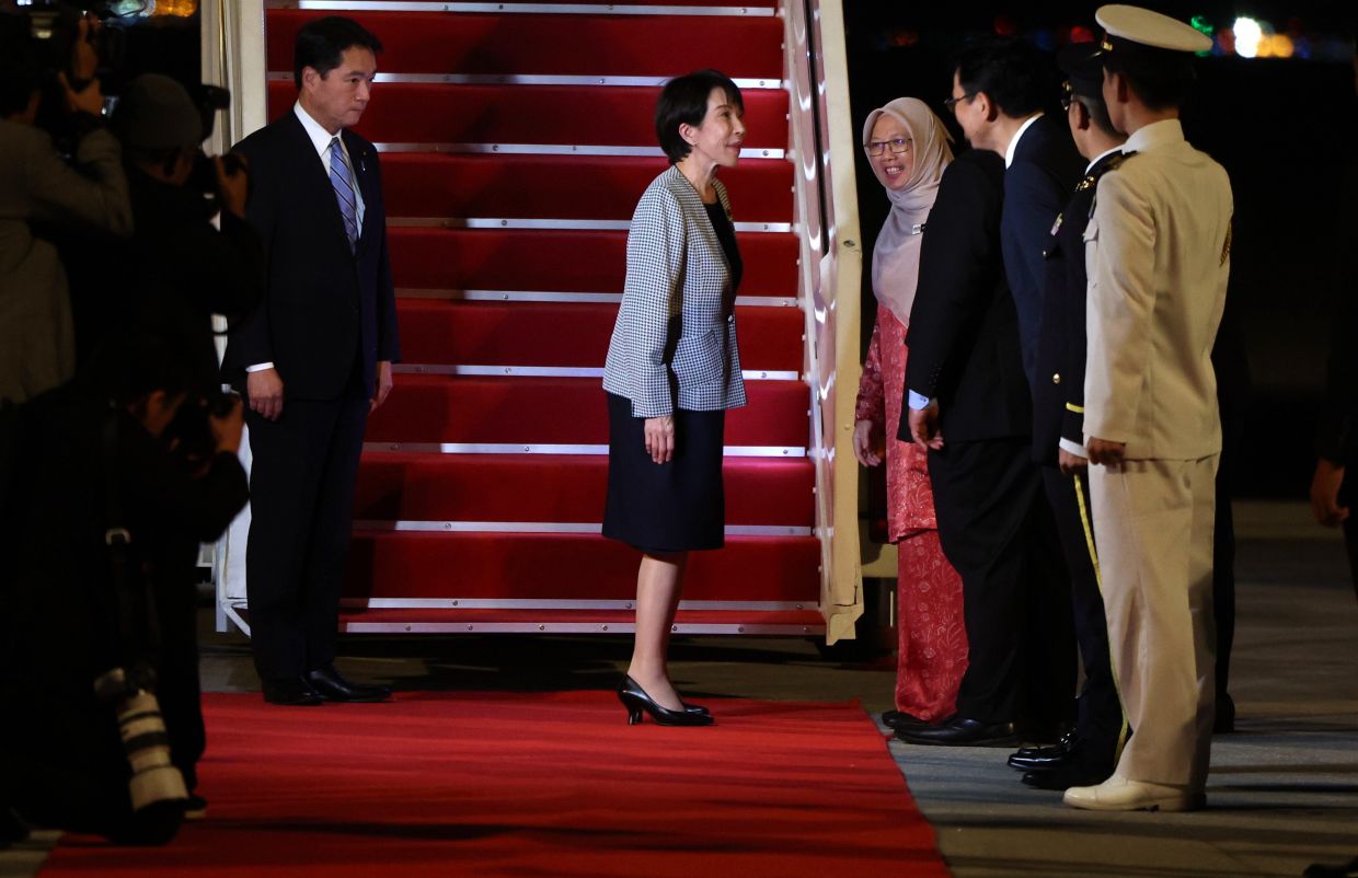 SEPANG: Japanese new Prime Minister, Sanae Takaichi, arrives in Malaysia today ahead of the 47th Asean Summit and Related Summits at the Kuala Lumpur Convention Centre (KLCC) and is greeted by Minister in the Prime Minister’s Department (Federal Territories), Datuk Seri Dr Zaliha Mustafa (fourth, right) at the Bunga Raya Complex. -- Photo: Bernama