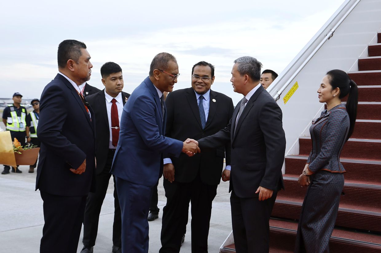 Hun Manet and his delegation land at the Bunga Raya Complex, Kuala Lumpur International Airport (KLIA), where they are received by Health Minister Datuk Seri Dr. Dzulkefly Ahmad. - Photo: Bernama