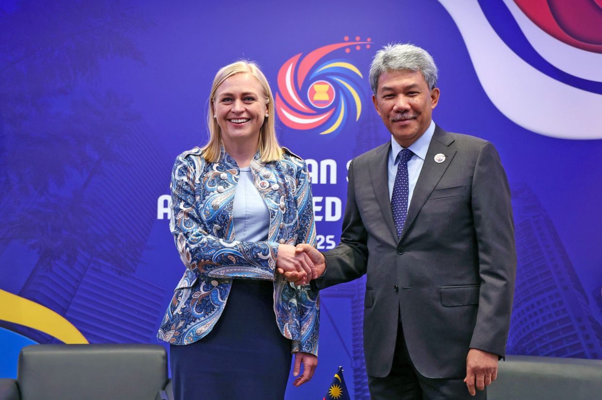 Foreign Minister Datuk Seri Mohamad Hasan shakes hands with his Finnish counterpart, Elina Valtonen (left), during a bilateral meeting on the sidelines of the 47th Asean Summit and Related Summits at the Kuala Lumpur Convention Centre (KLCC) on Saturday (Oct 25). -- Photo: Bernama