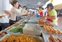 Crowds throng vegetarian stalls