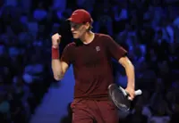 Tennis-Sinner sets up Vienna final with Zverev