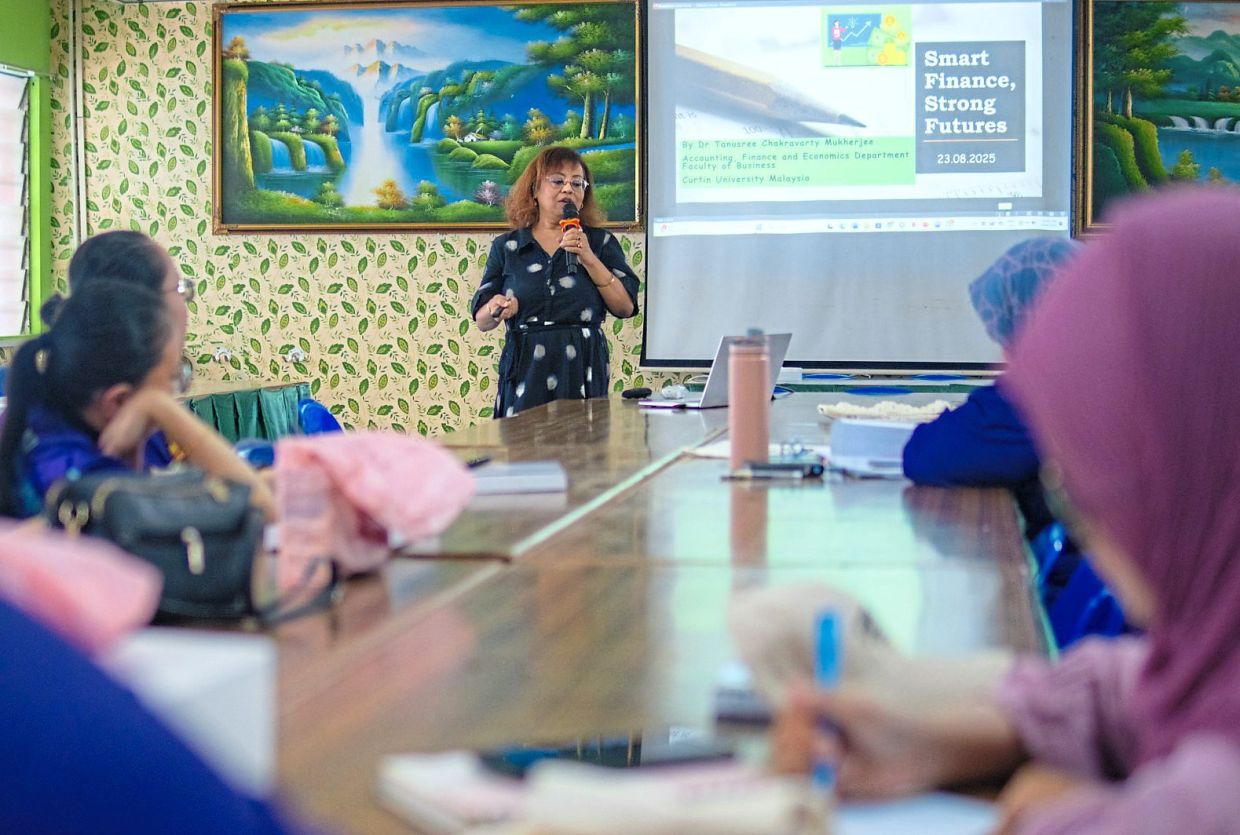 Money matters: Tanusree sharing financial management tips with teachers at SMK Luar Bandar. 