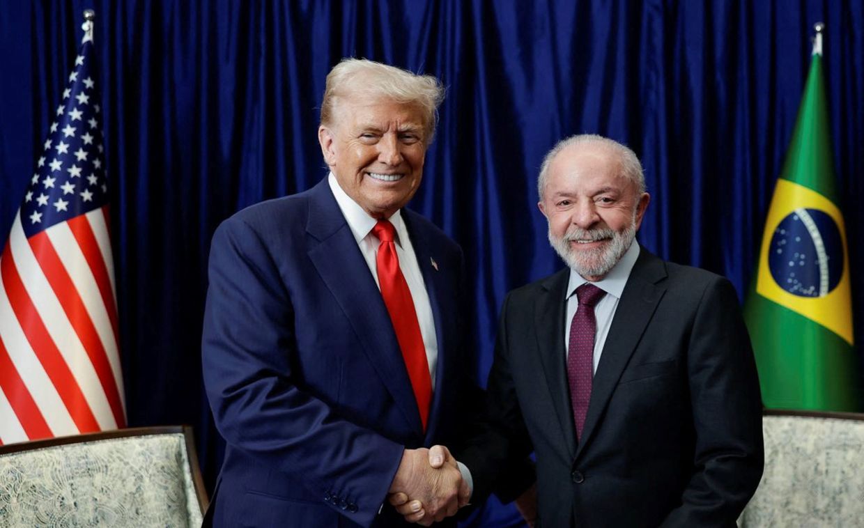 US President Donald Trump and Brazilian President Luiz Inacio Lula da Silva shake hands as they meet on the sidelines of the 47th Association of South-East Asian Nations (Asean) summit in Kuala Lumpur, Malaysia, Sunday, October 26, 2025. -- Photo: Ricardo Stuckert/Brazil Presidency/ REUTERS 