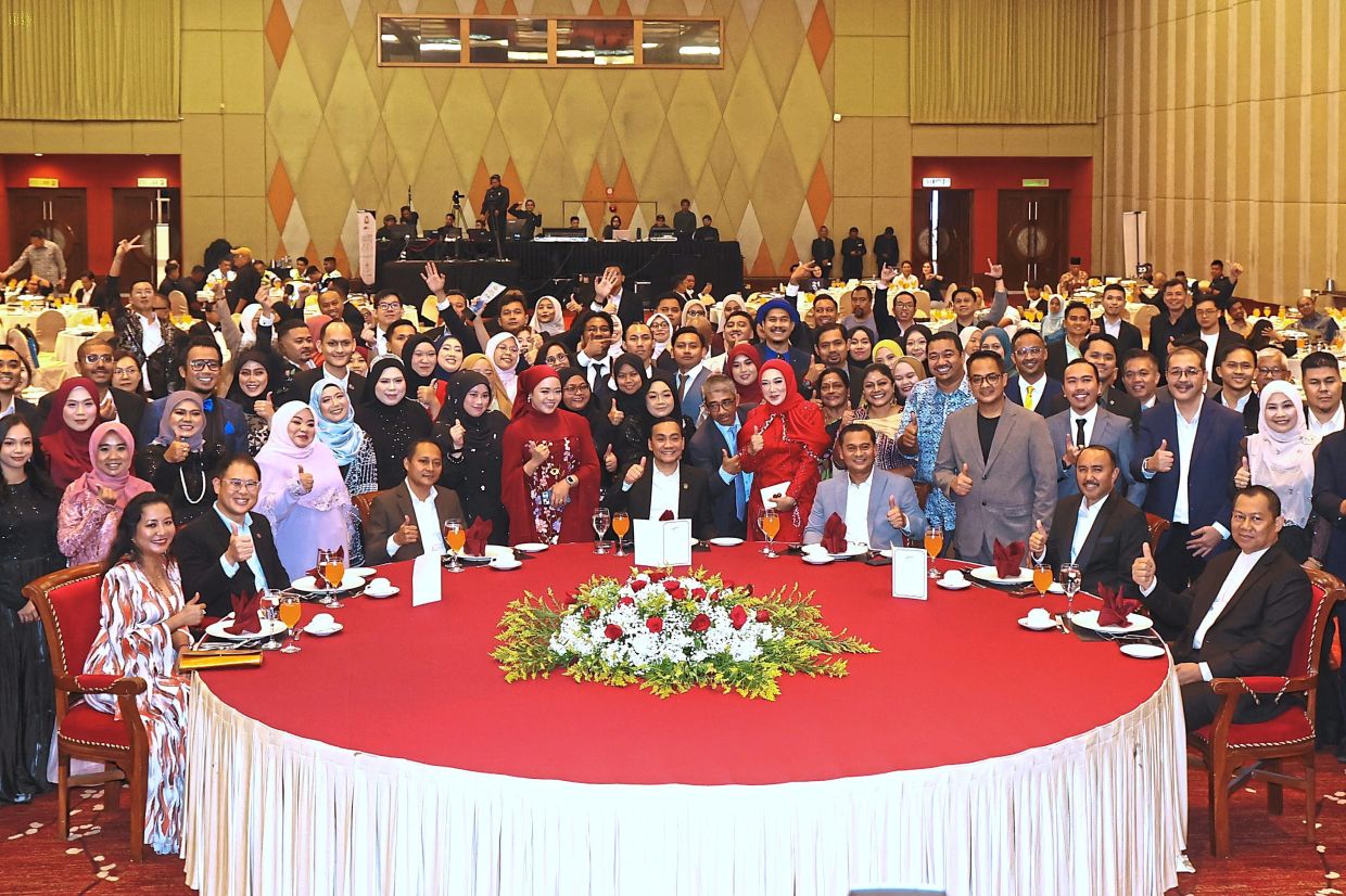 Onn Hafiz (seated, centre) with media practitioners at Johor Media Awards 2025 in Johor Baru. — Photos: THOMAS YONG/The Star