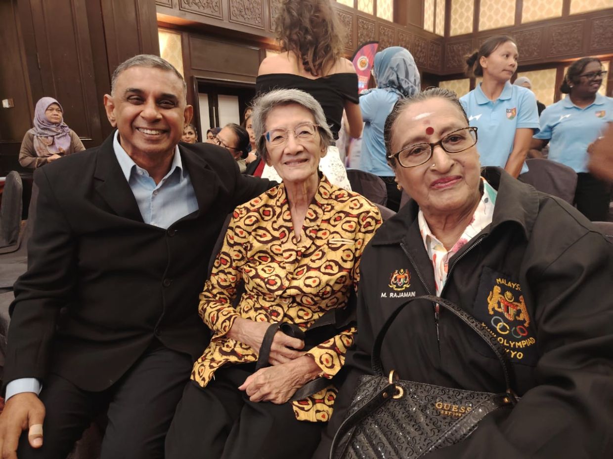 Former athletes M. Rajamani and Danny Sritharan with P. Savithri