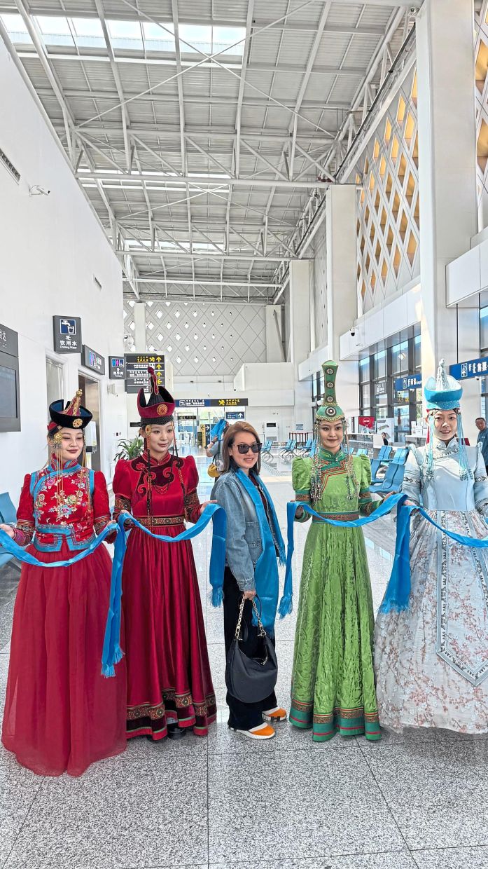 Inner Mongolia’s tourism theme revolves around Mongolian culture; presenting a blue khadag silk scarf is the standard airport welcome ritual.