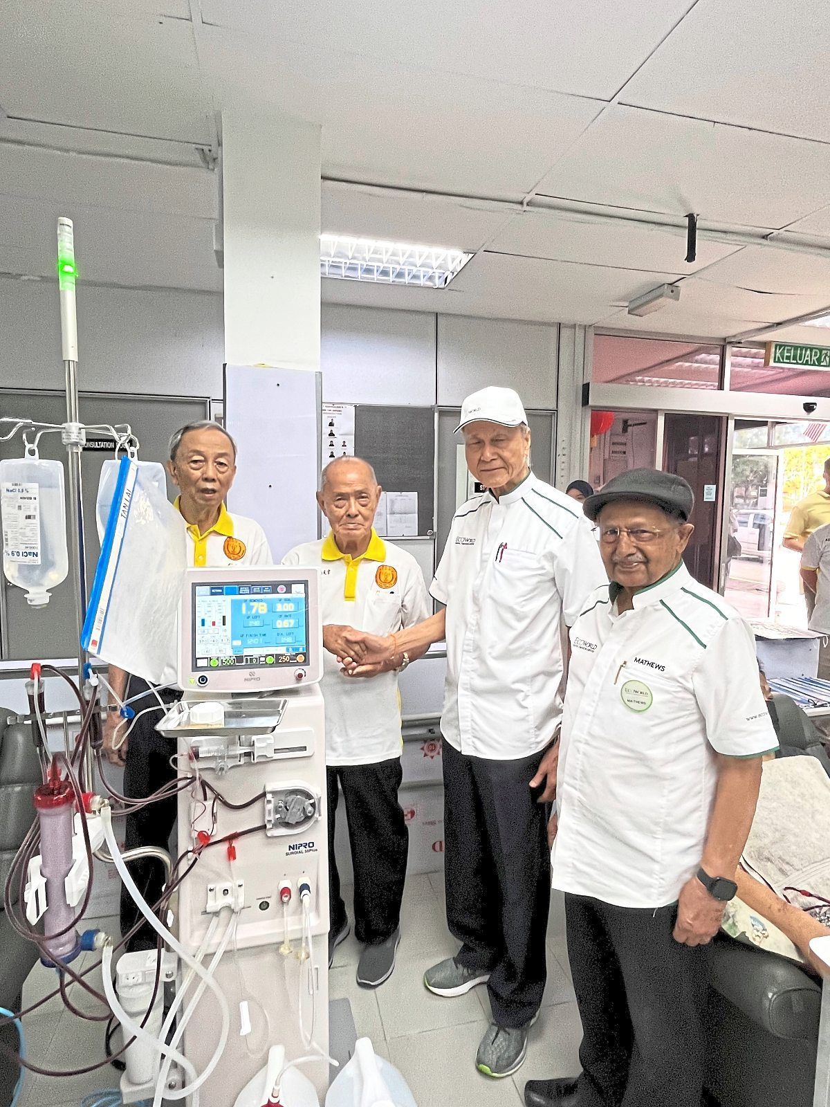 (From left) Ampang Kau Ong Yah Foundation vice-president Lim Thang Soon and president Wong Kin Tack, Lee and Matthews with the donated dialysis machines.
