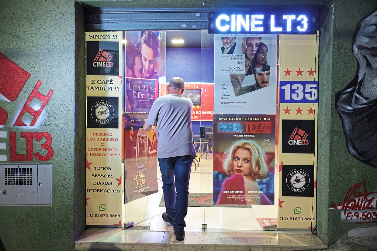 Costa’s independent cinema is also part of a resistance of venues surviving outside the mall circuit.