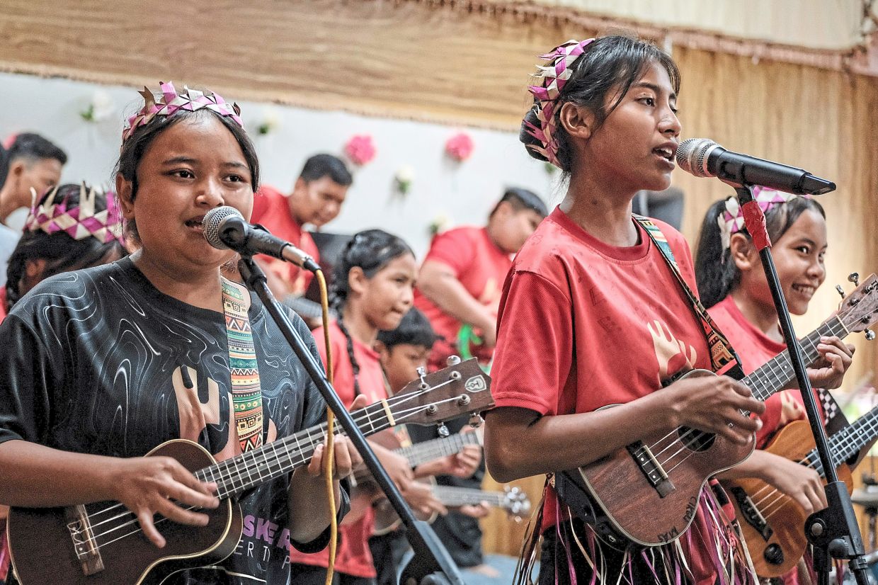 The Koleh Buskers, made up of Orang Asli pupils, perform with the ukulele as their main instrument. The group won second place in the 2024 Malaysia Ukulele Song Competition and ranked fifth overall.