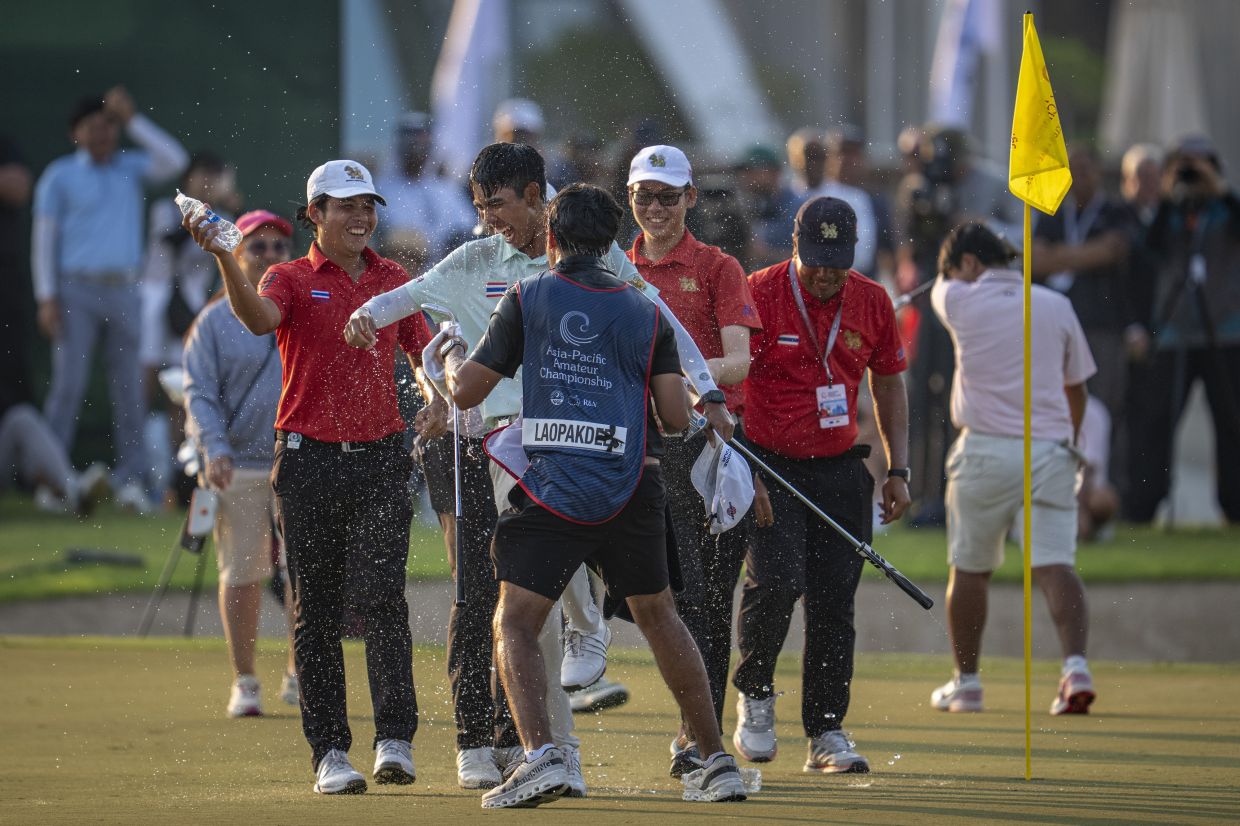 Fifa Laopakdee of Thailand is sprayed with water by his Thailand teammates as he celebrates winning the 2025 Asia-Pacific Amateur Championship in a Play-Off during the final round of the 2025 Asia-Pacific Amateur Championship being played at the Emirates Golf Club Majlis Course in Dubai, United Arab Emirates on Sunday, 26 October 2025. -- Photograph by AAC.