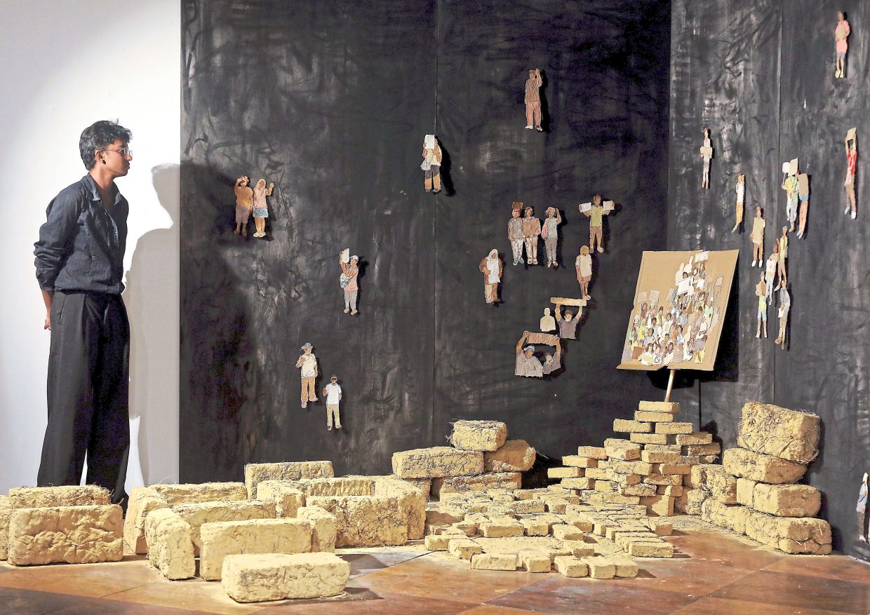 Cheng’s Feathers On The Floor, But We Stand Firm And Tall (2023–2025), expanding on her ‘Dung Beetle: Dirt Exploration’ mud bricks, reminds us of strength in unity. – AZLINA ABDULLAH/The Star