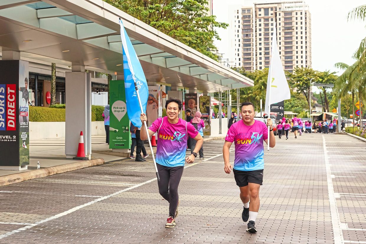 (From left) JCI Alor Setar president John Way with Aman Central assistant general manager Ken Chin on running lead during Fun Run – Oct 25.