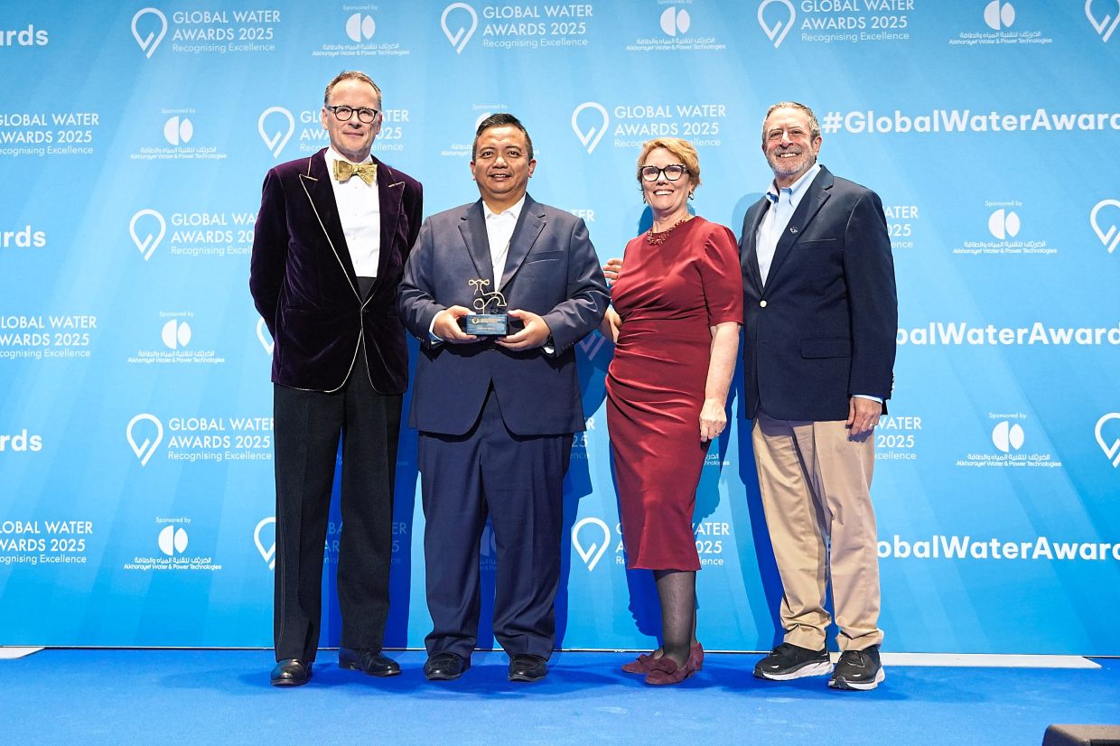 Air Selangor chief executive officer Adam Saffian Ghazali (second left) stands with the LUOW Committee representatives following the company’s official induction into the Leading Utilities of the World network during the Global Water Summit 2025 held in Paris.