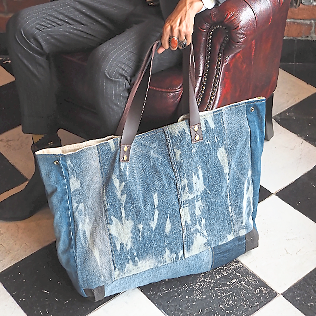 Made from 100% recycled jeans, Suri Lifestyle’s upcycled beach bag combines style with sustainability.