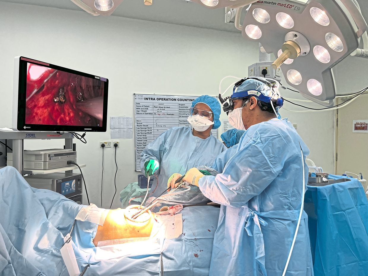 Prof Anand performing a minimally invasive uniportal video-assisted thoracoscopic lung operation.