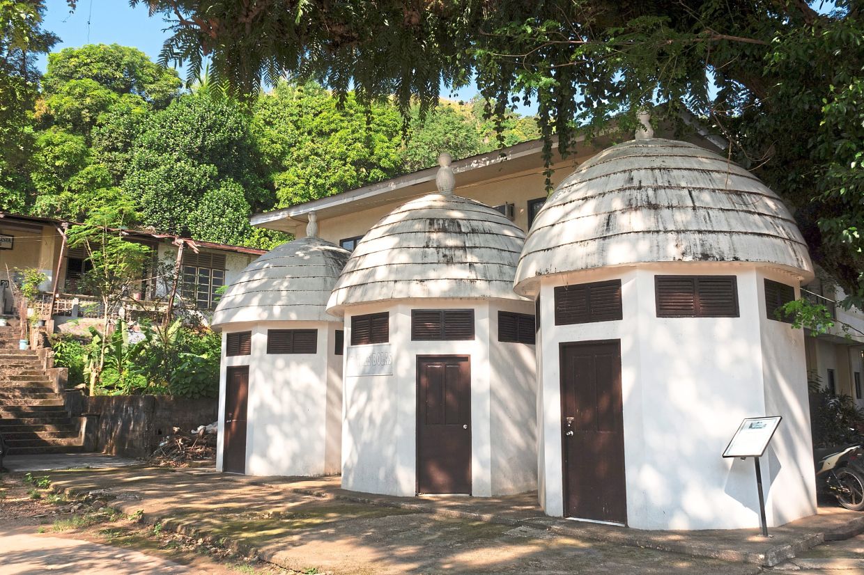 The Tres Bolas toilet and bath complex.